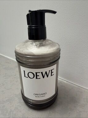 Loewe Oregano Body Lotion with Black Pump